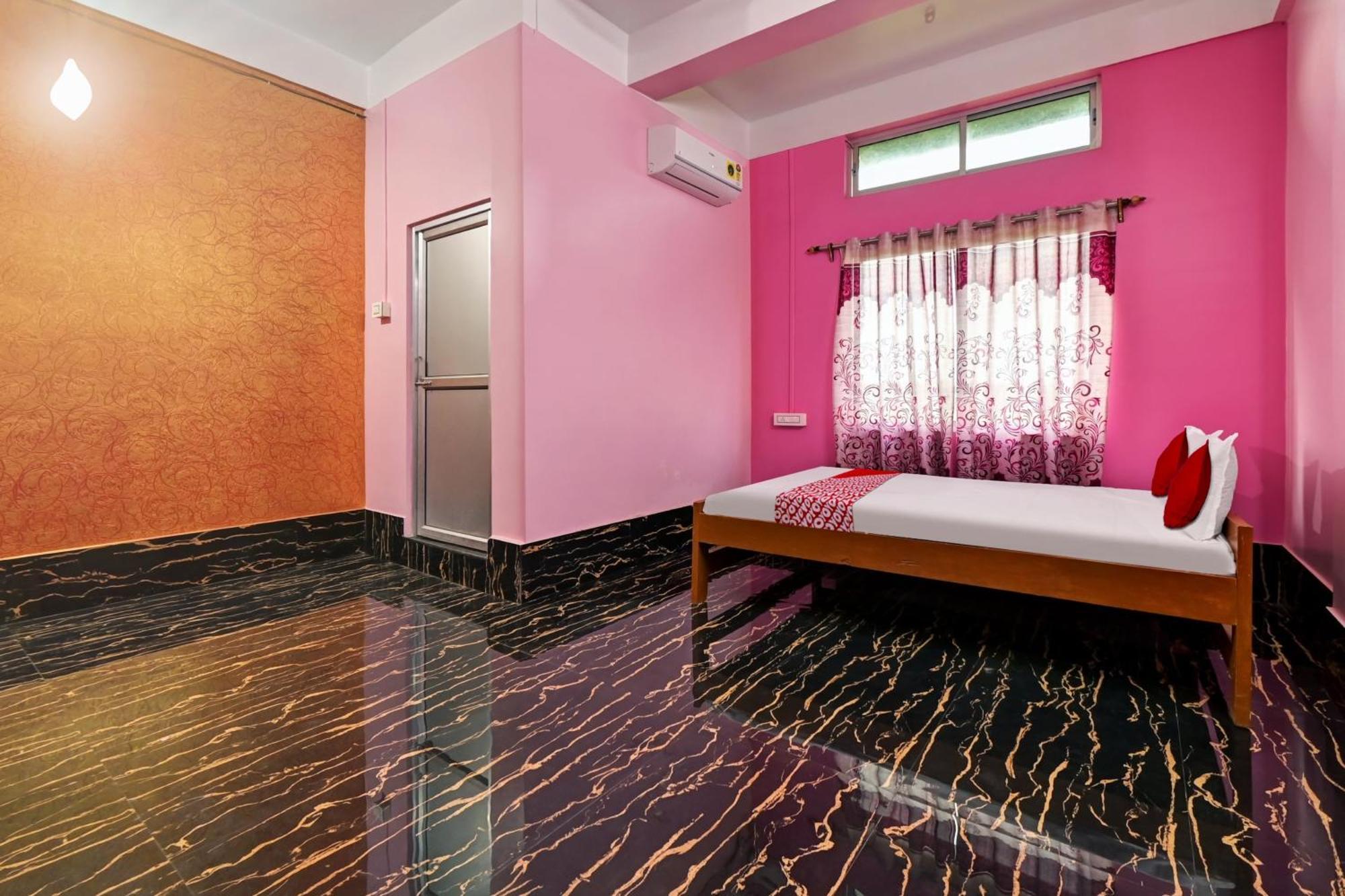 Oyo Flagship The Brahmaputra Homestay Guwahati Esterno foto