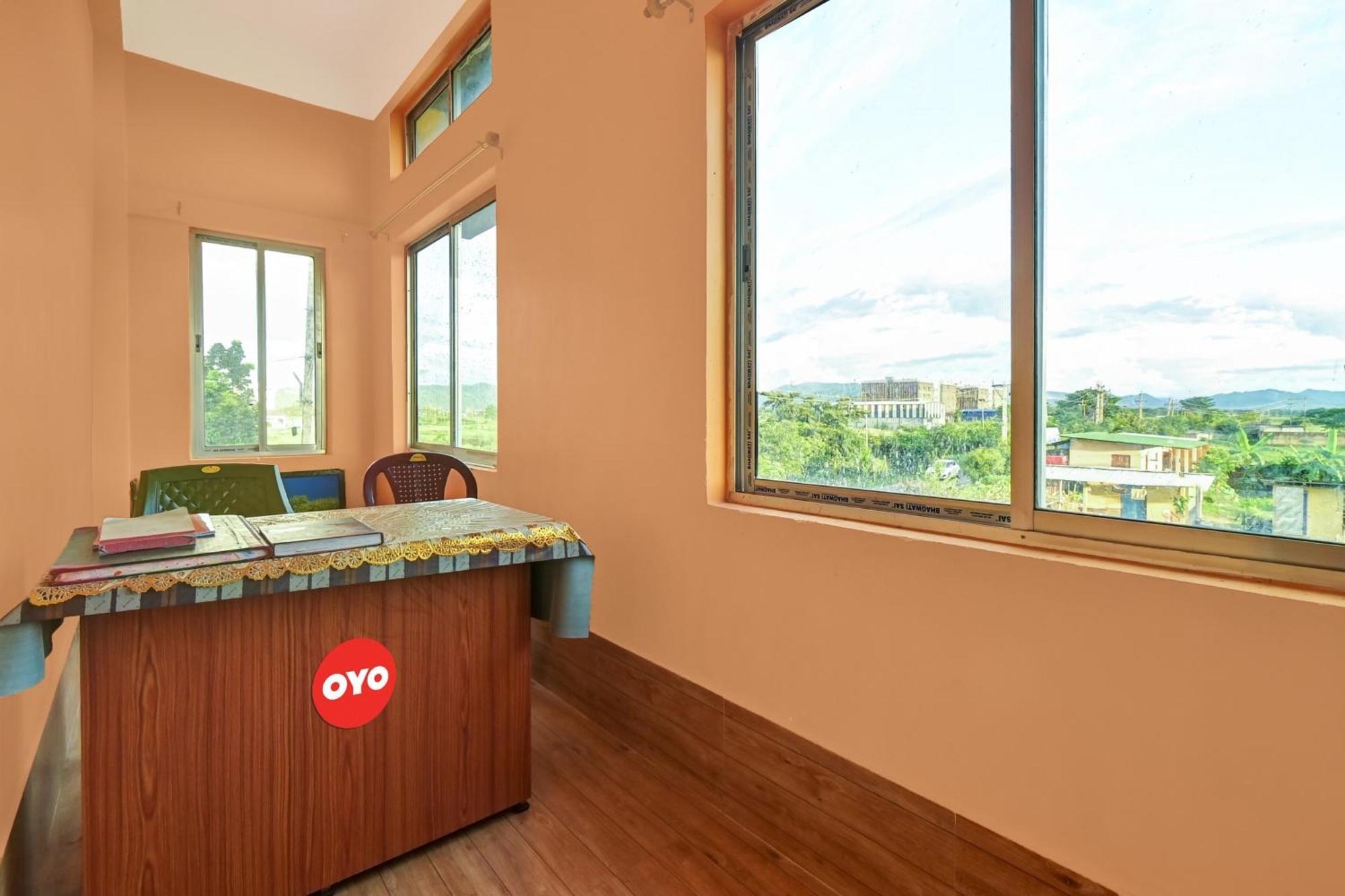 Oyo Flagship The Brahmaputra Homestay Guwahati Esterno foto