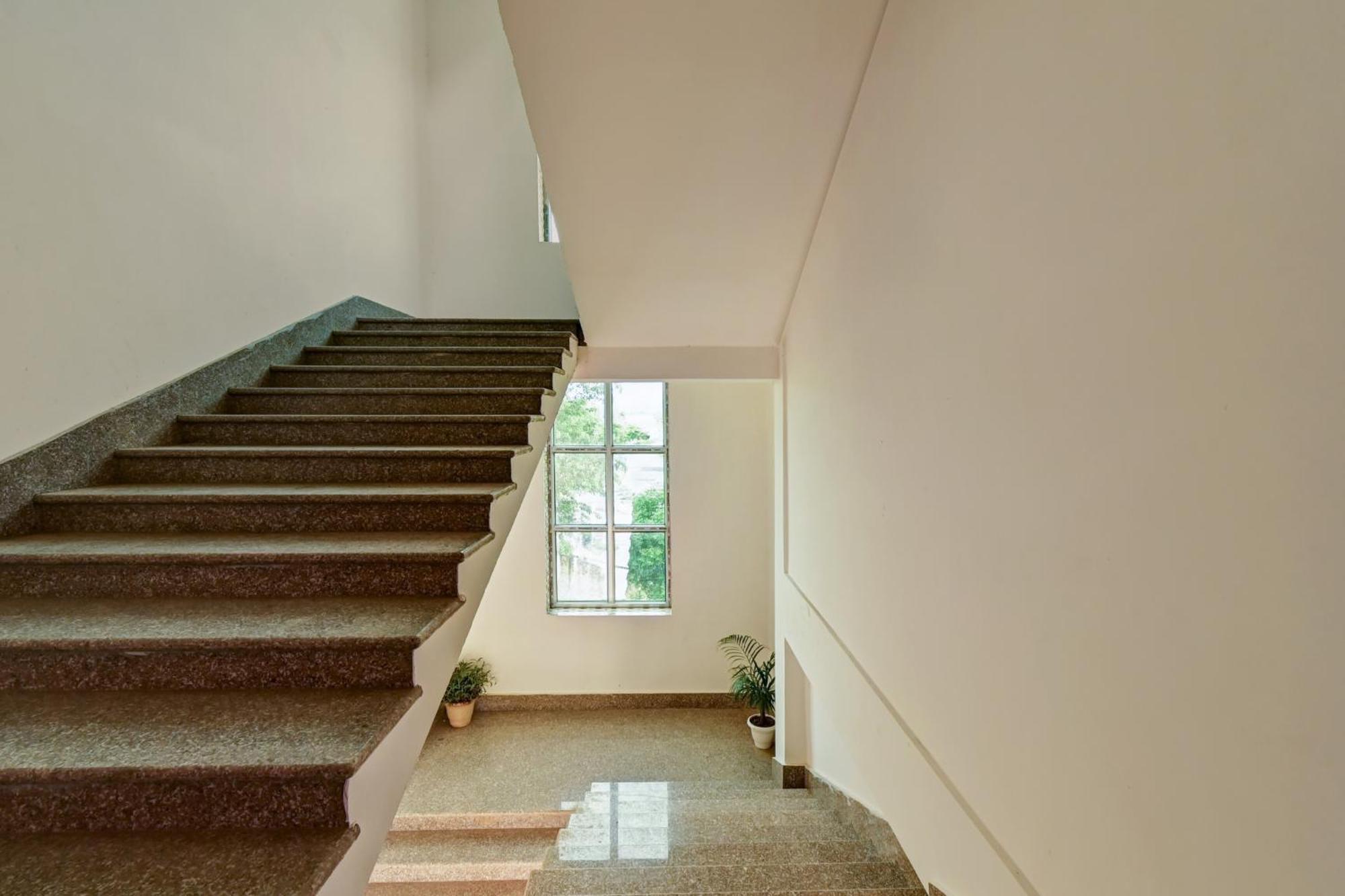 Oyo Flagship The Brahmaputra Homestay Guwahati Esterno foto