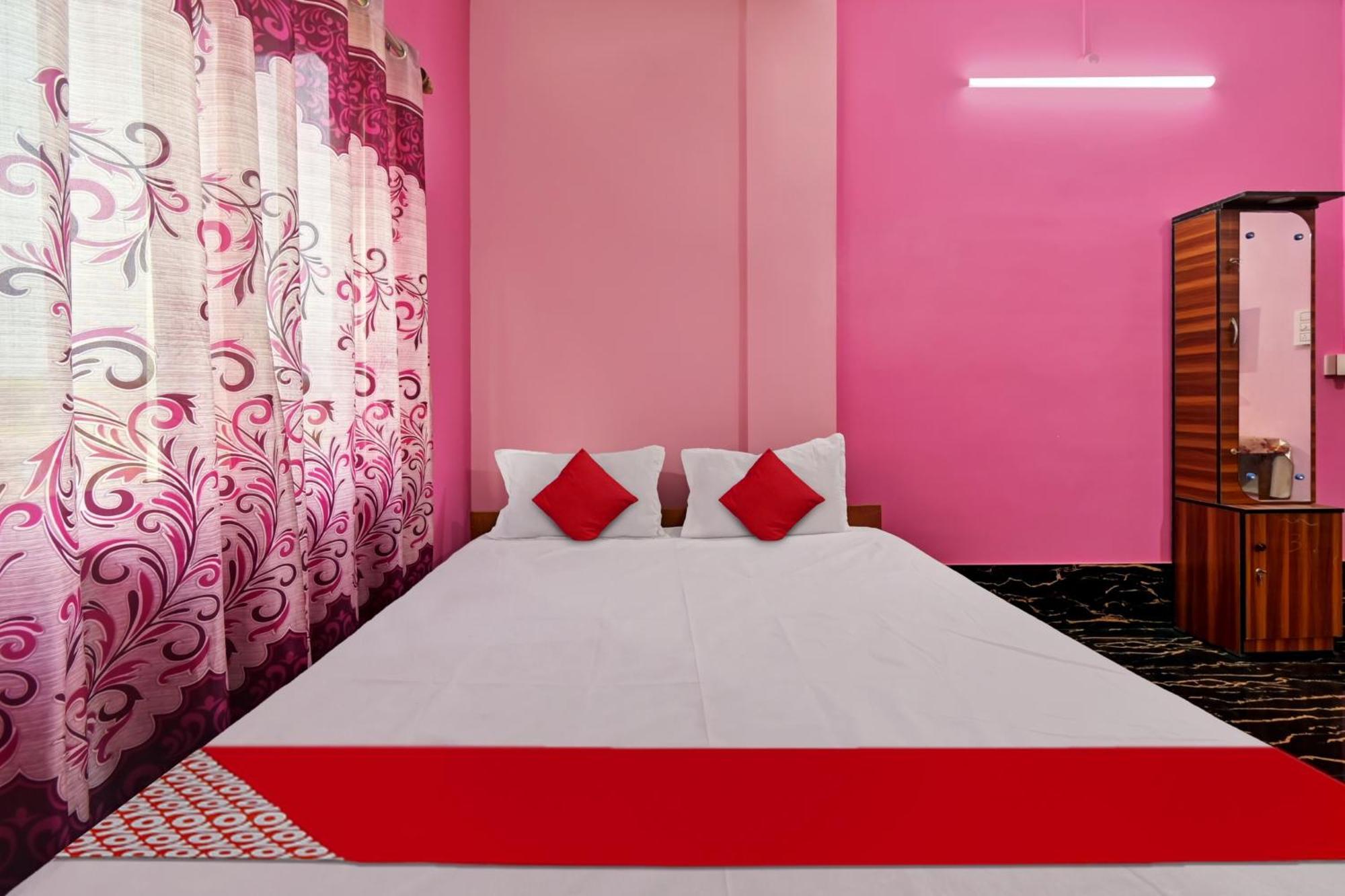 Oyo Flagship The Brahmaputra Homestay Guwahati Esterno foto