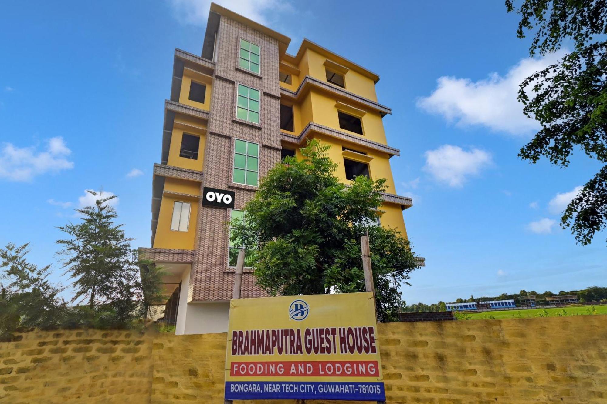 Oyo Flagship The Brahmaputra Homestay Guwahati Esterno foto