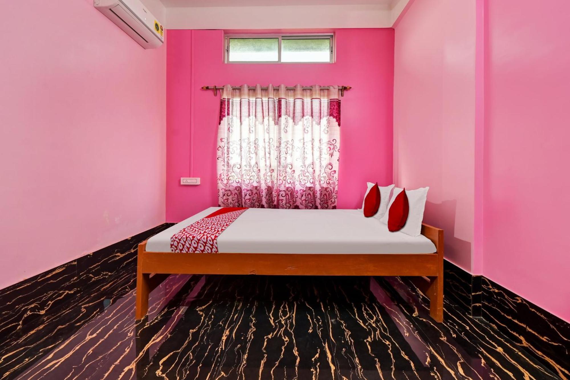 Oyo Flagship The Brahmaputra Homestay Guwahati Esterno foto